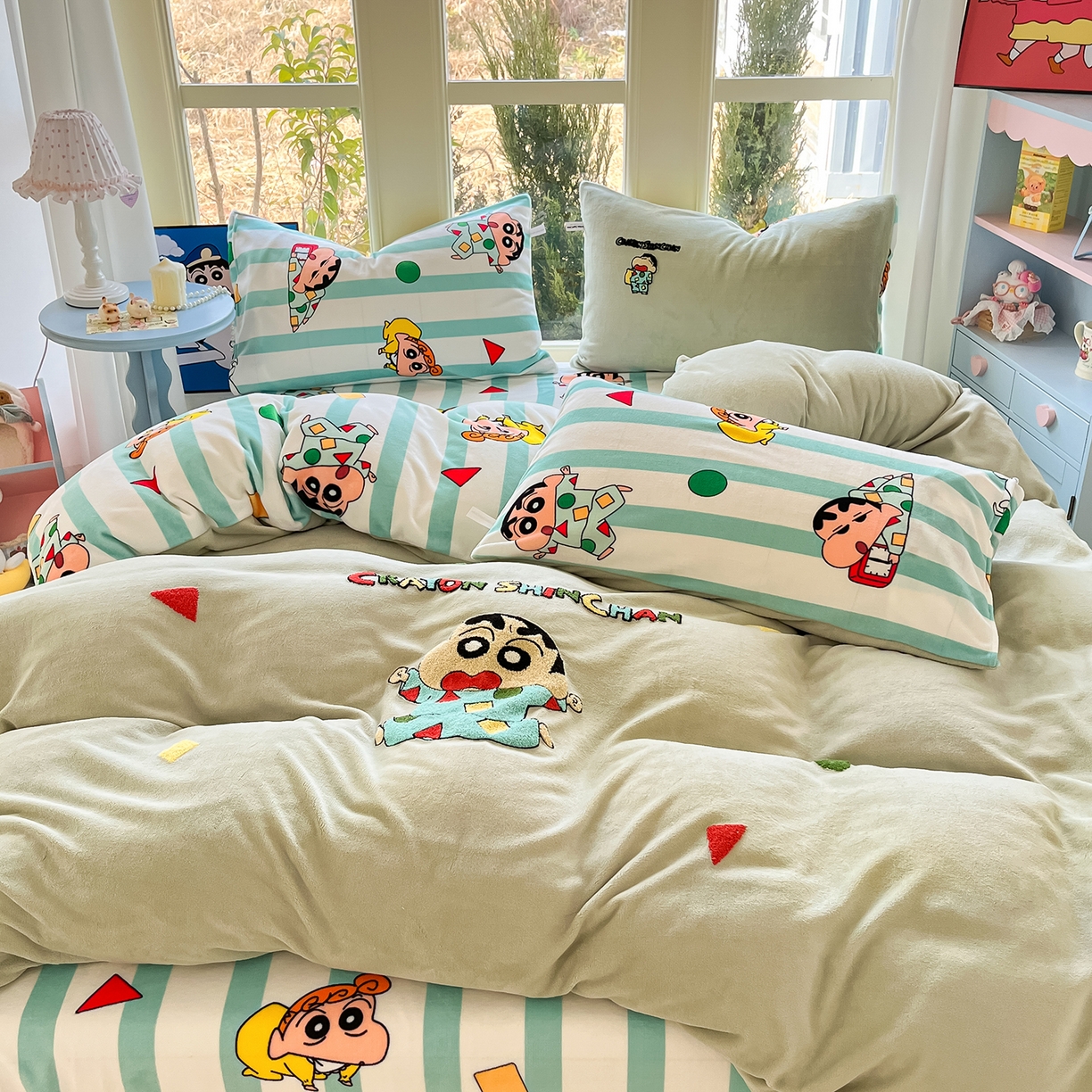 91家纺网 家纺一手货源 找家纺 桃子家居 2026新款A类蜡笔小新授权兔毛贴布绣毛巾绣印加绣卡通加厚牛奶绒系列四件套 绒贴布绣-贪睡小新