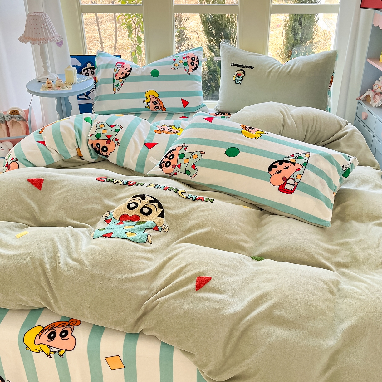 91家纺网 家纺一手货源 找家纺 桃子家居 2026新款A类蜡笔小新授权兔毛贴布绣毛巾绣印加绣卡通加厚牛奶绒系列四件套 绒贴布绣-贪睡小新