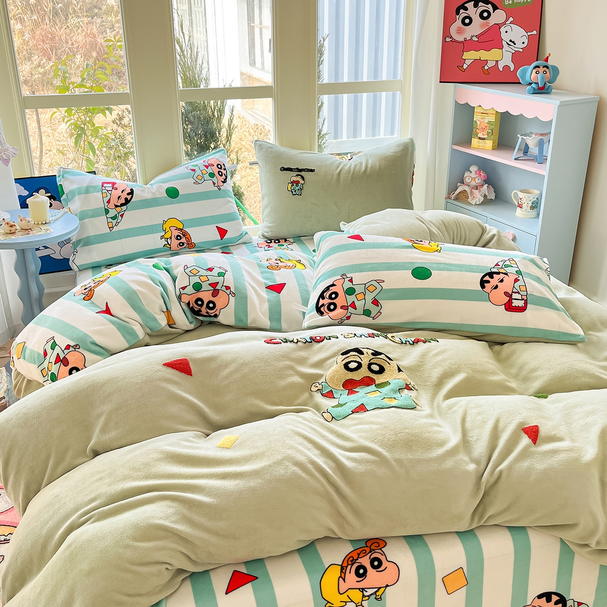 91家纺网 家纺一手货源 找家纺 桃子家居 2026新款A类蜡笔小新授权兔毛贴布绣毛巾绣印加绣卡通加厚牛奶绒系列四件套 绒贴布绣-贪睡小新