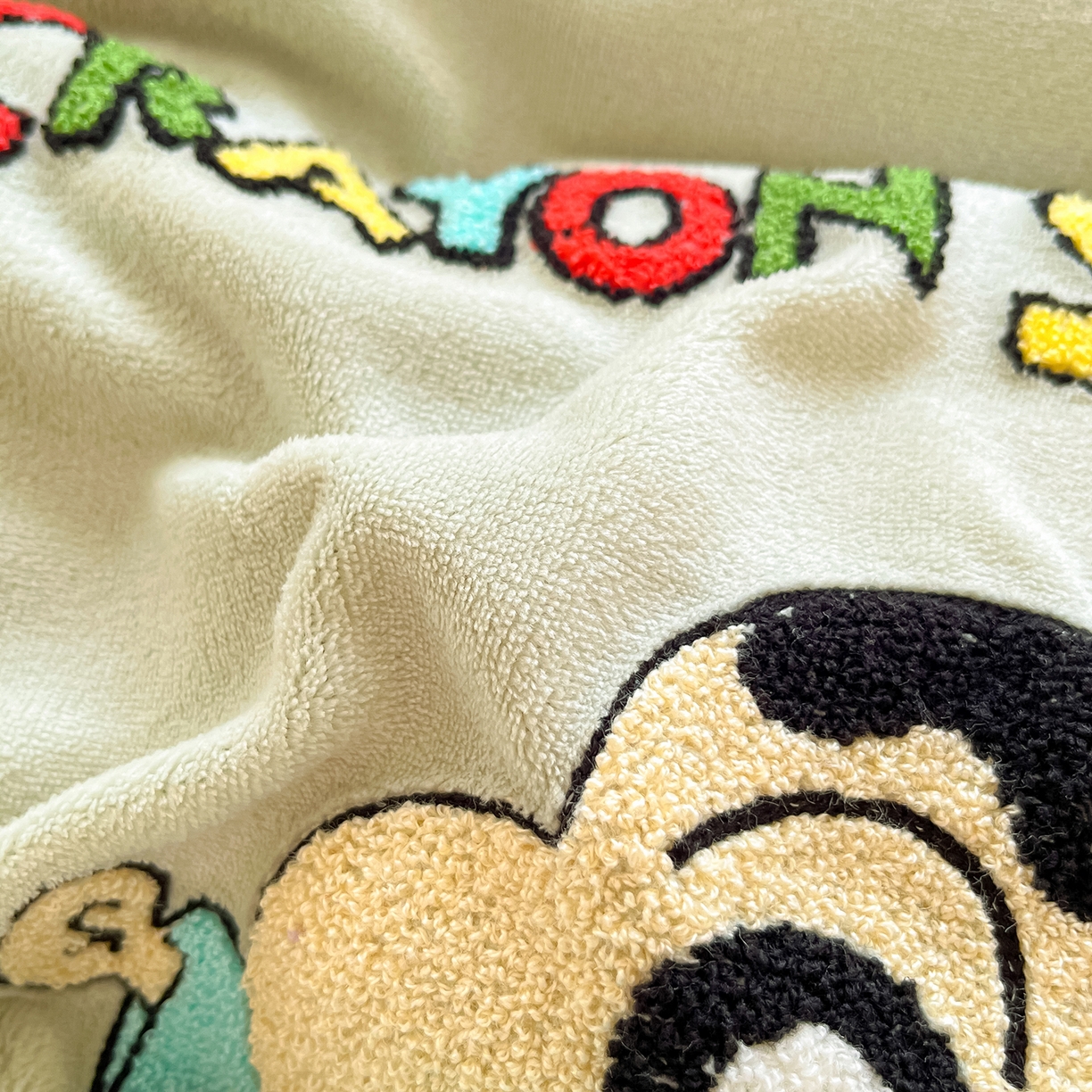 91家纺网 家纺一手货源 找家纺 桃子家居 2026新款A类蜡笔小新授权兔毛贴布绣毛巾绣印加绣卡通加厚牛奶绒系列四件套 绒贴布绣-贪睡小新