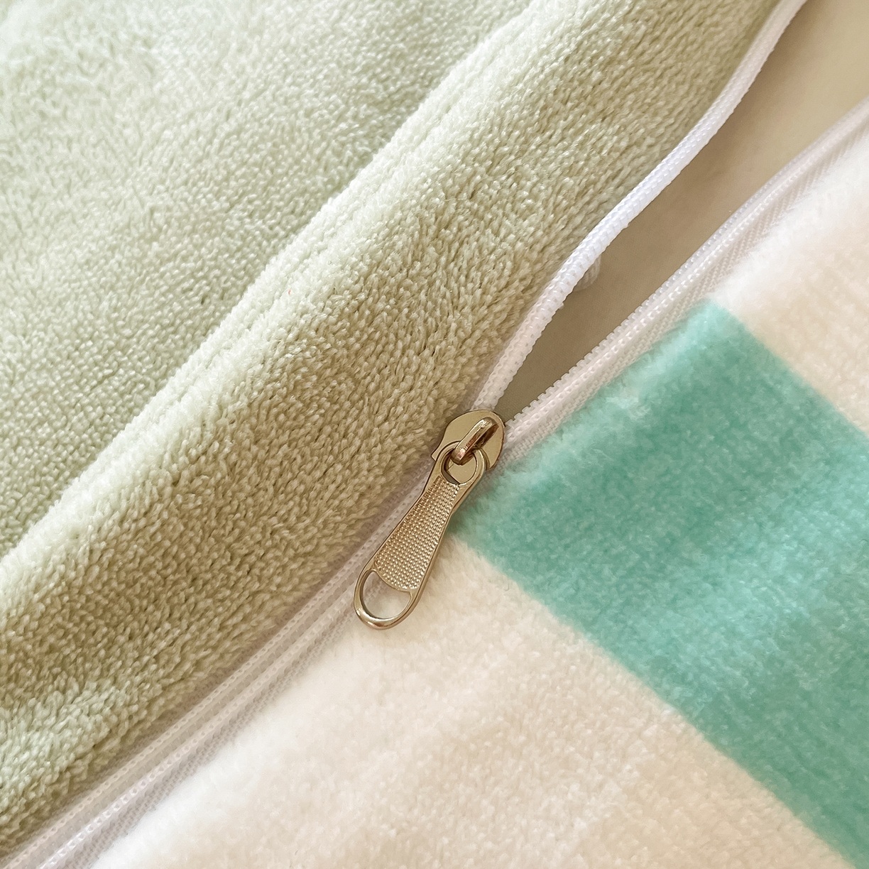 91家纺网 家纺一手货源 找家纺 桃子家居 2026新款A类蜡笔小新授权兔毛贴布绣毛巾绣印加绣卡通加厚牛奶绒系列四件套 绒贴布绣-贪睡小新