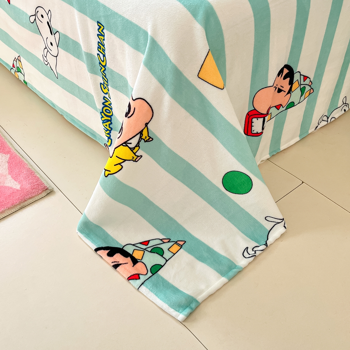 91家纺网 家纺一手货源 找家纺 桃子家居 2026新款A类蜡笔小新授权兔毛贴布绣毛巾绣印加绣卡通加厚牛奶绒系列四件套 绒贴布绣-贪睡小新