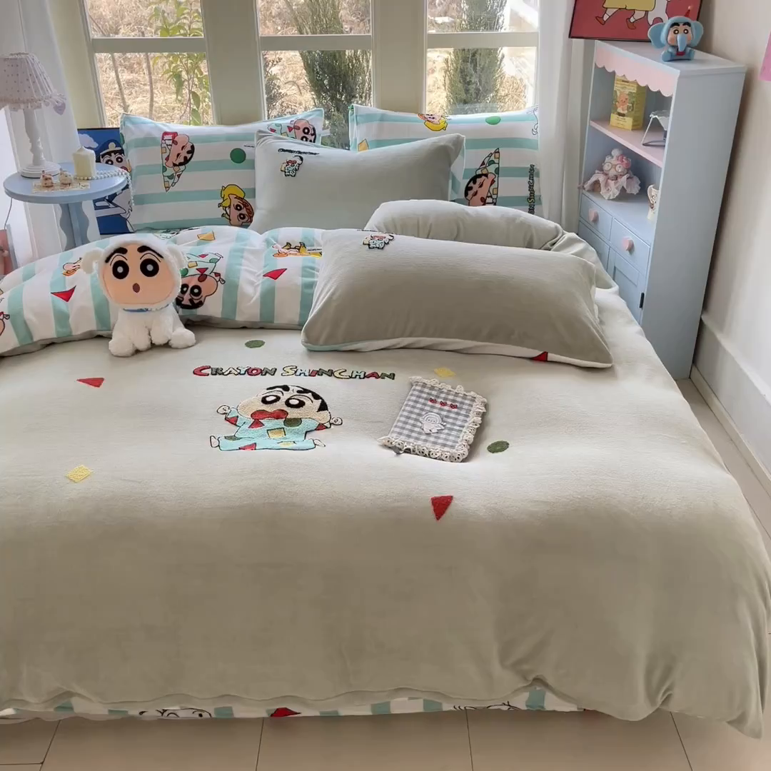 91家纺网 家纺一手货源 找家纺 桃子家居 2026新款A类蜡笔小新授权兔毛贴布绣毛巾绣印加绣卡通加厚牛奶绒系列四件套 绒贴布绣-贪睡小新