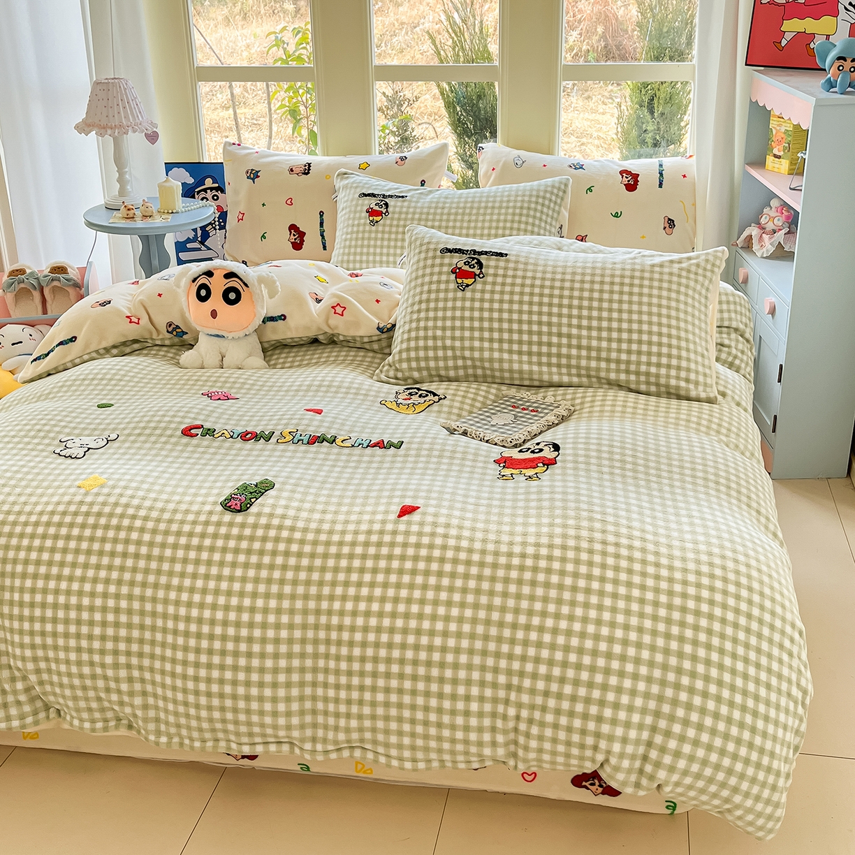 91家纺网 家纺一手货源 找家纺 桃子家居 2026新款A类蜡笔小新授权兔毛贴布绣毛巾绣印加绣卡通加厚牛奶绒系列四件套 绒贴布绣-小新乐园