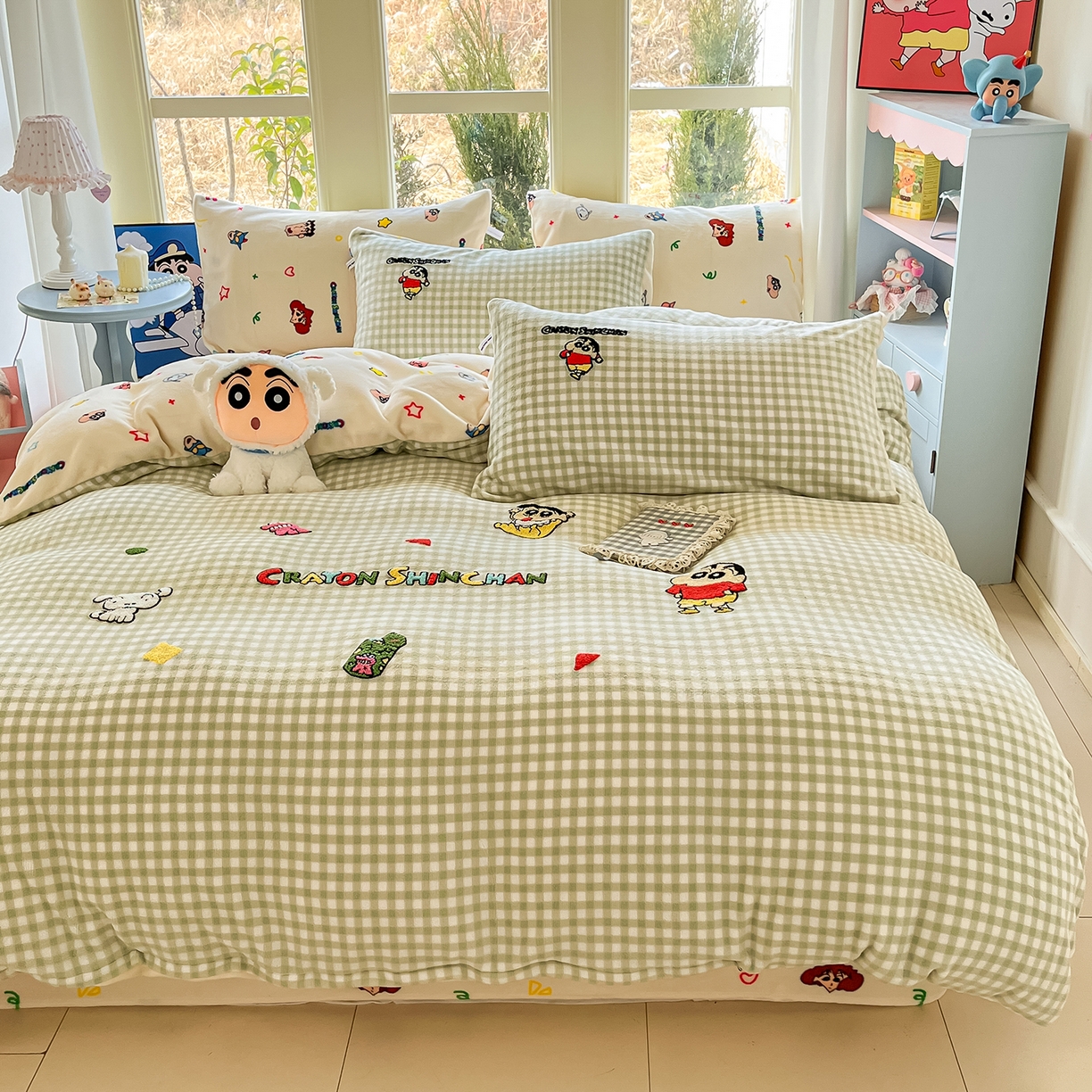 91家纺网 家纺一手货源 找家纺 桃子家居 2026新款A类蜡笔小新授权兔毛贴布绣毛巾绣印加绣卡通加厚牛奶绒系列四件套 绒贴布绣-小新乐园