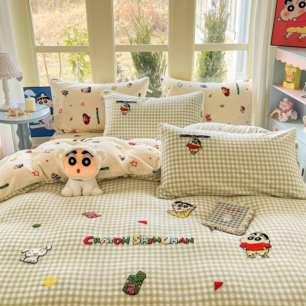 91家纺网 家纺一手货源 找家纺 桃子家居 2026新款A类蜡笔小新授权兔毛贴布绣毛巾绣印加绣卡通加厚牛奶绒系列四件套 绒贴布绣-小新乐园