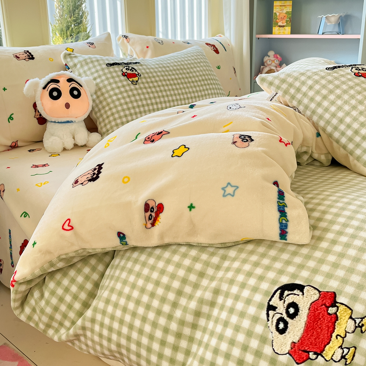 91家纺网 家纺一手货源 找家纺 桃子家居 2026新款A类蜡笔小新授权兔毛贴布绣毛巾绣印加绣卡通加厚牛奶绒系列四件套 绒贴布绣-小新乐园