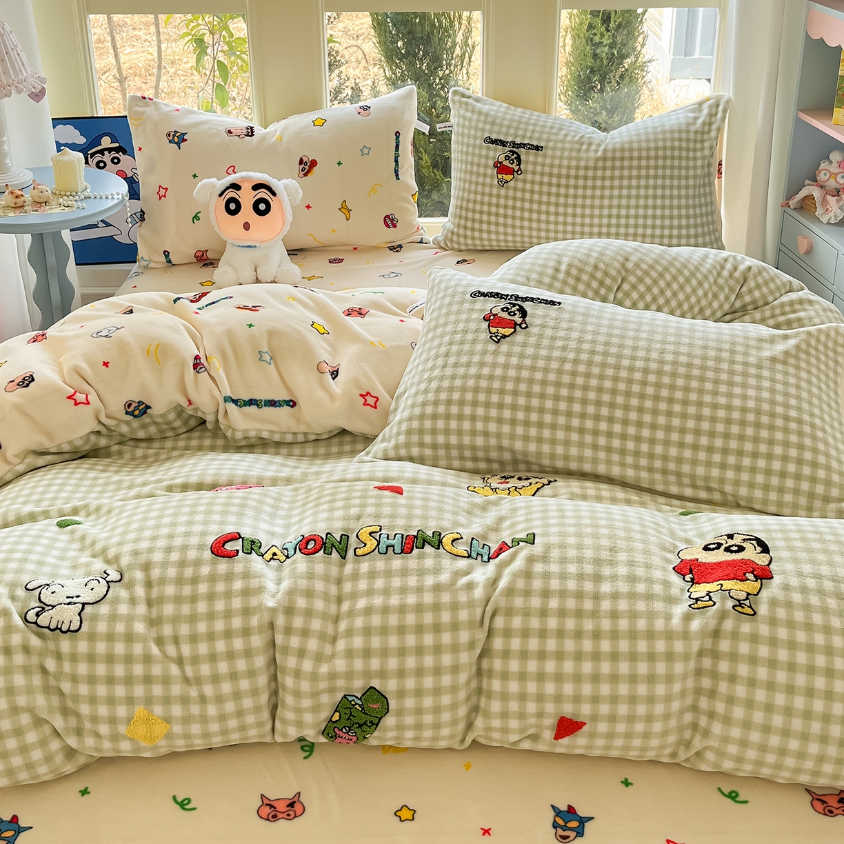 91家纺网 家纺一手货源 找家纺 桃子家居 2026新款A类蜡笔小新授权兔毛贴布绣毛巾绣印加绣卡通加厚牛奶绒系列四件套 绒贴布绣-小新乐园