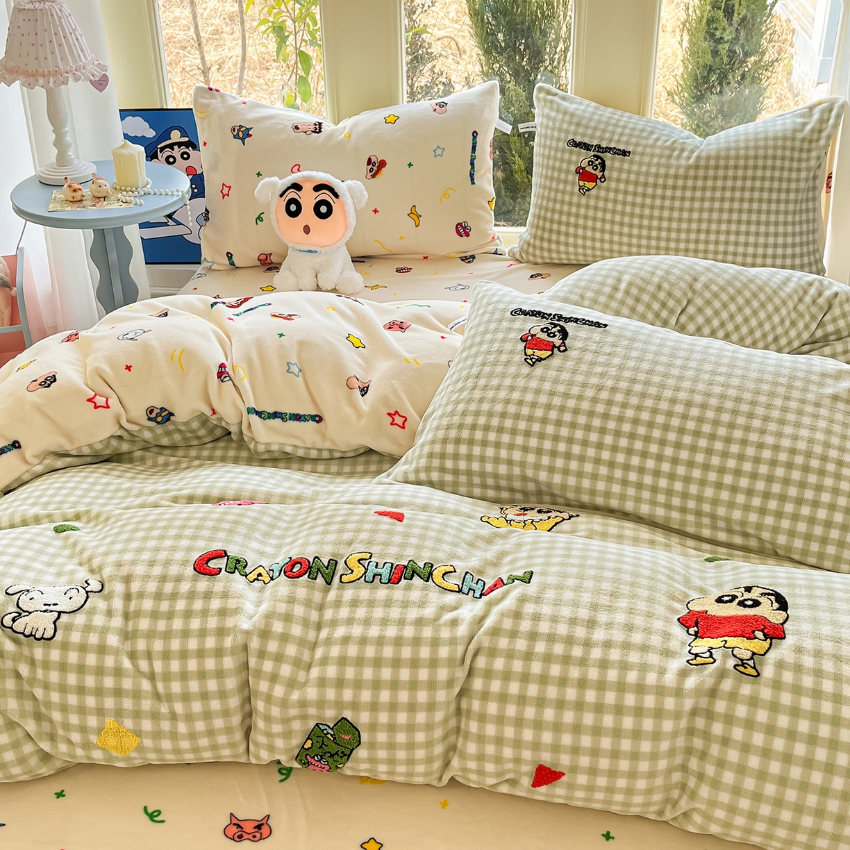 91家纺网 家纺一手货源 找家纺 桃子家居 2026新款A类蜡笔小新授权兔毛贴布绣毛巾绣印加绣卡通加厚牛奶绒系列四件套 绒贴布绣-小新乐园