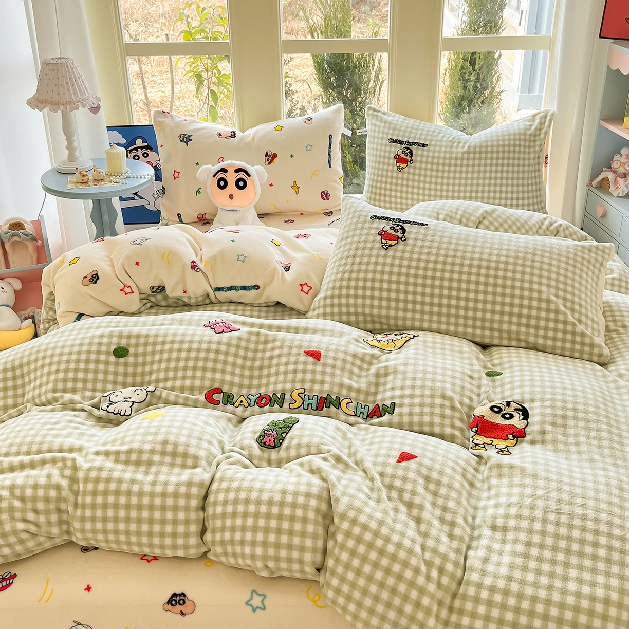 91家纺网 家纺一手货源 找家纺 桃子家居 2026新款A类蜡笔小新授权兔毛贴布绣毛巾绣印加绣卡通加厚牛奶绒系列四件套 绒贴布绣-小新乐园