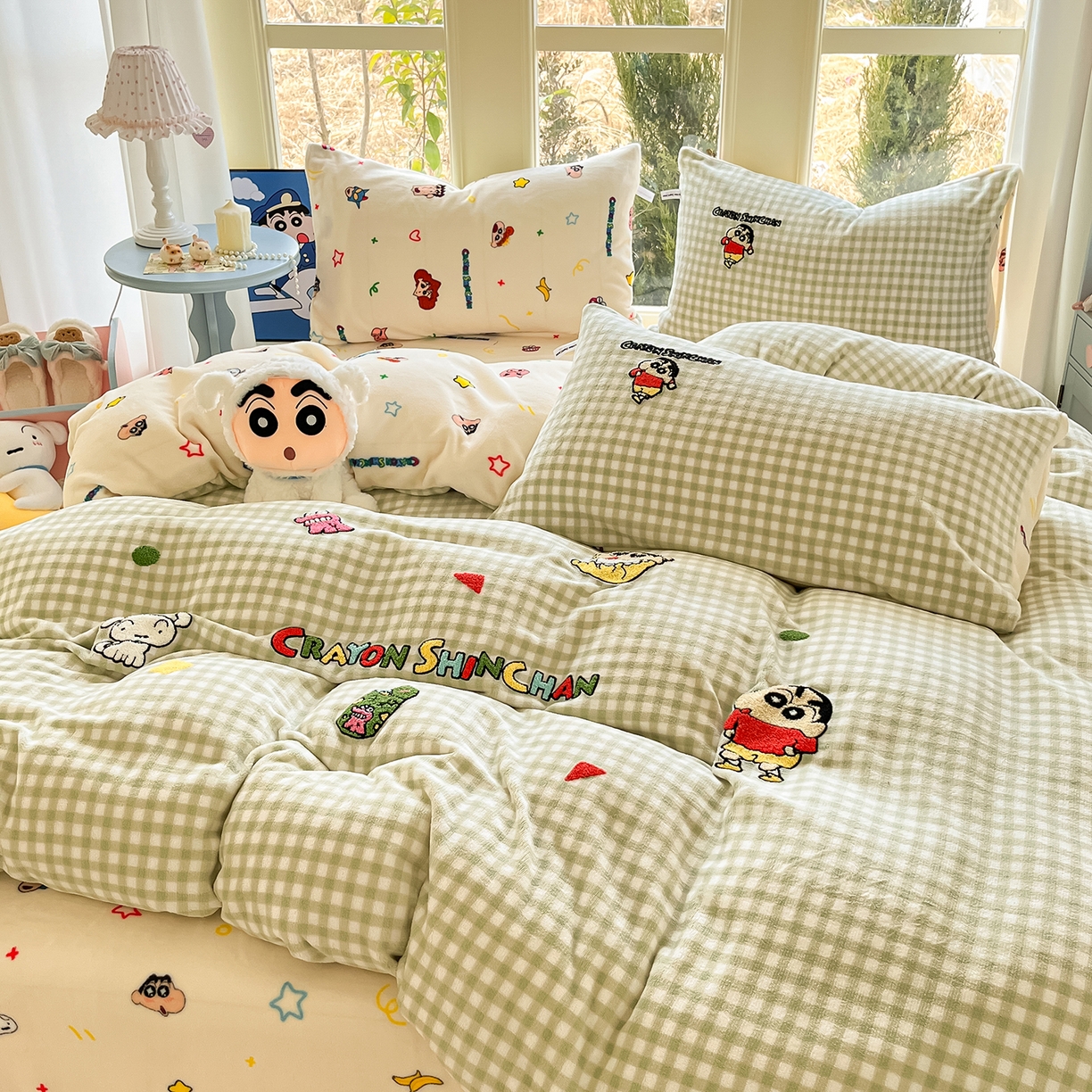 91家纺网 家纺一手货源 找家纺 桃子家居 2026新款A类蜡笔小新授权兔毛贴布绣毛巾绣印加绣卡通加厚牛奶绒系列四件套 绒贴布绣-小新乐园