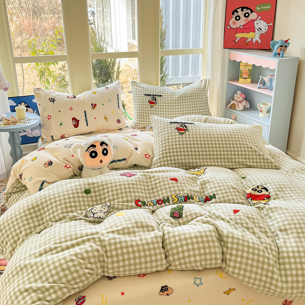 91家纺网 家纺一手货源 找家纺 桃子家居 2026新款A类蜡笔小新授权兔毛贴布绣毛巾绣印加绣卡通加厚牛奶绒系列四件套 绒贴布绣-小新乐园