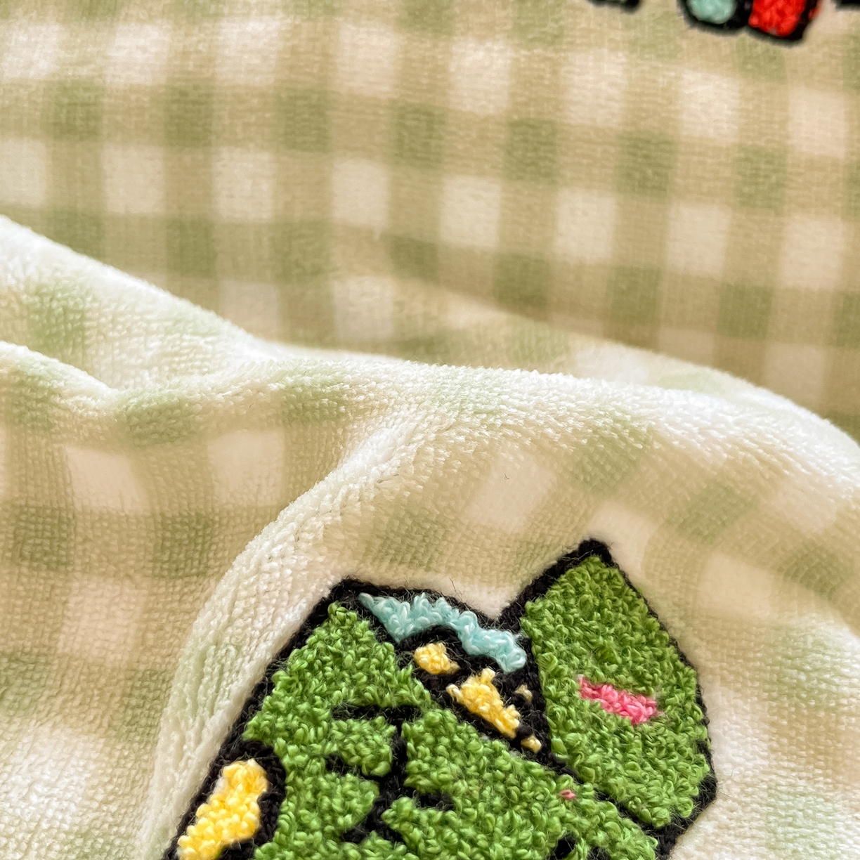 91家纺网 家纺一手货源 找家纺 桃子家居 2026新款A类蜡笔小新授权兔毛贴布绣毛巾绣印加绣卡通加厚牛奶绒系列四件套 绒贴布绣-小新乐园