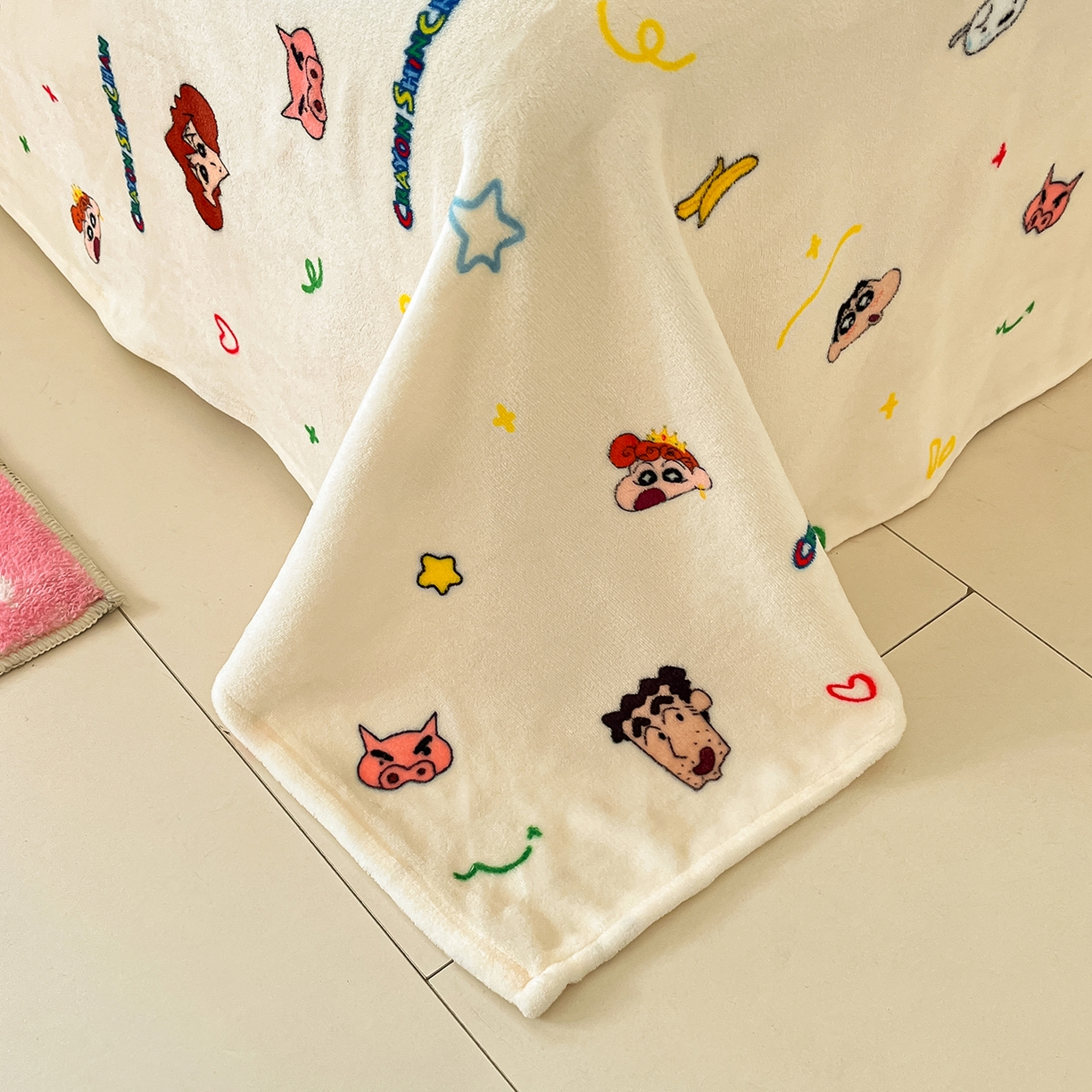 91家纺网 家纺一手货源 找家纺 桃子家居 2026新款A类蜡笔小新授权兔毛贴布绣毛巾绣印加绣卡通加厚牛奶绒系列四件套 绒贴布绣-小新乐园
