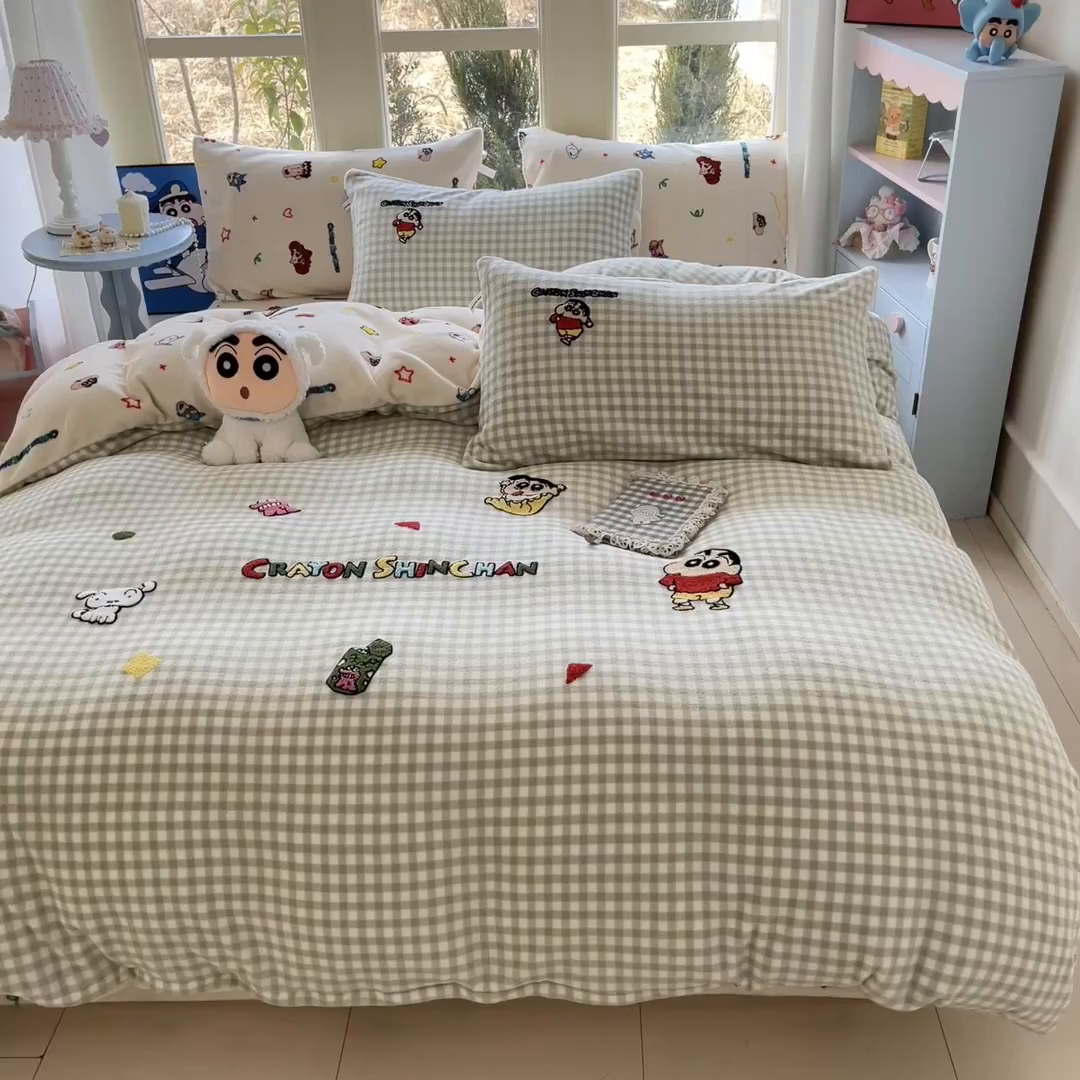 91家纺网 家纺一手货源 找家纺 桃子家居 2026新款A类蜡笔小新授权兔毛贴布绣毛巾绣印加绣卡通加厚牛奶绒系列四件套 绒贴布绣-小新乐园