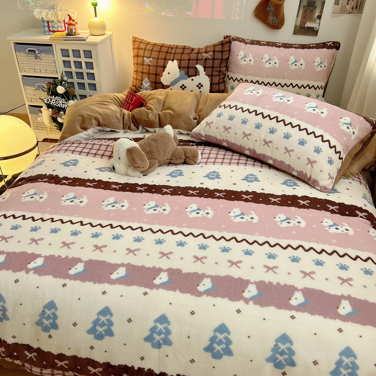 91家纺网 家纺一手货源 找家纺 （总）桃子家居 2026新款A类数码印花混搭冬季新年限定猫咪小马加厚牛奶绒四件套