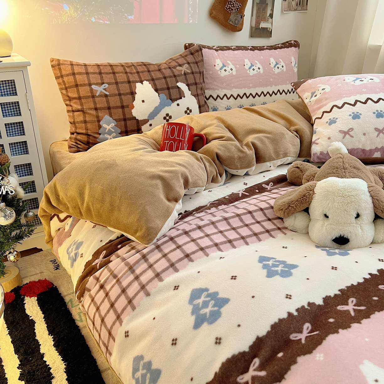 91家纺网 家纺一手货源 找家纺 （总）桃子家居 2026新款A类数码印花混搭冬季新年限定猫咪小马加厚牛奶绒四件套