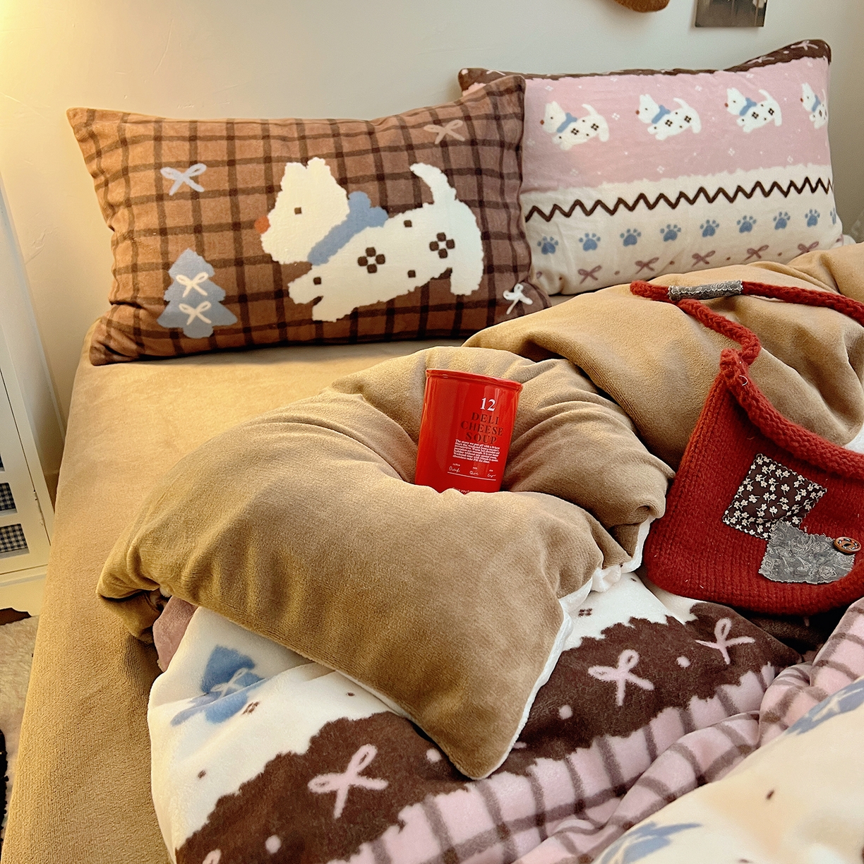 91家纺网 家纺一手货源 找家纺 （总）桃子家居 2026新款A类数码印花混搭冬季新年限定猫咪小马加厚牛奶绒四件套