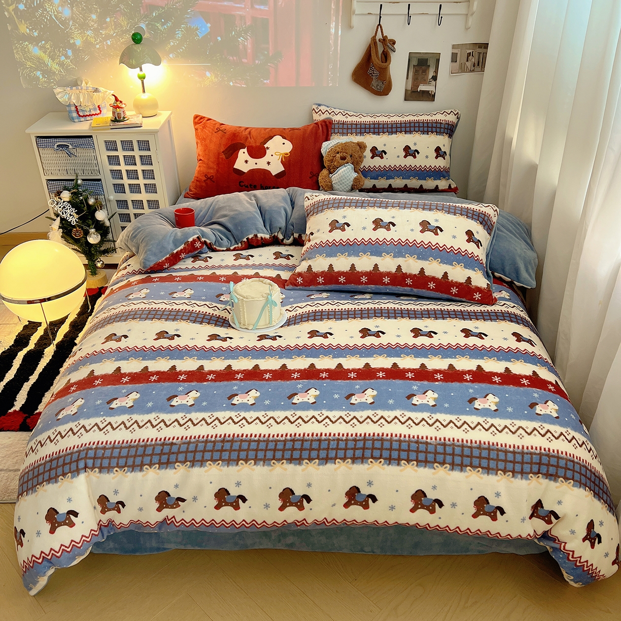 91家纺网 家纺一手货源 找家纺 （总）桃子家居 2026新款A类数码印花混搭冬季新年限定猫咪小马加厚牛奶绒四件套