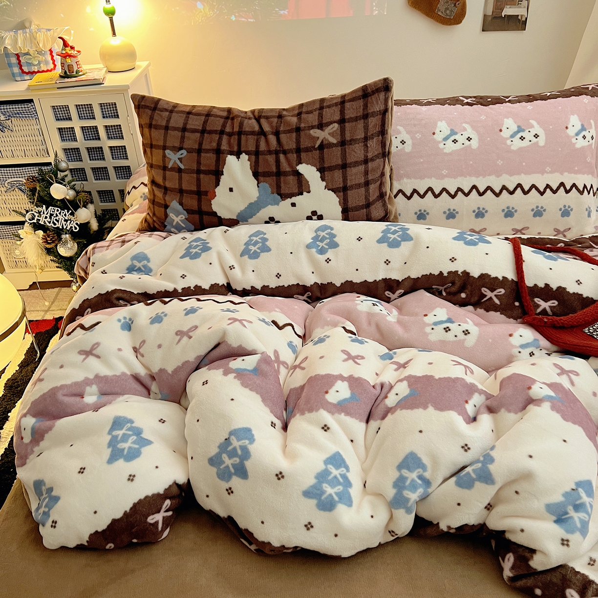 91家纺网 家纺一手货源 找家纺 桃子家居 2026新款A类数码印花混搭冬季新年限定猫咪小马加厚牛奶绒四件套 绒-粉色费尔岛小狗