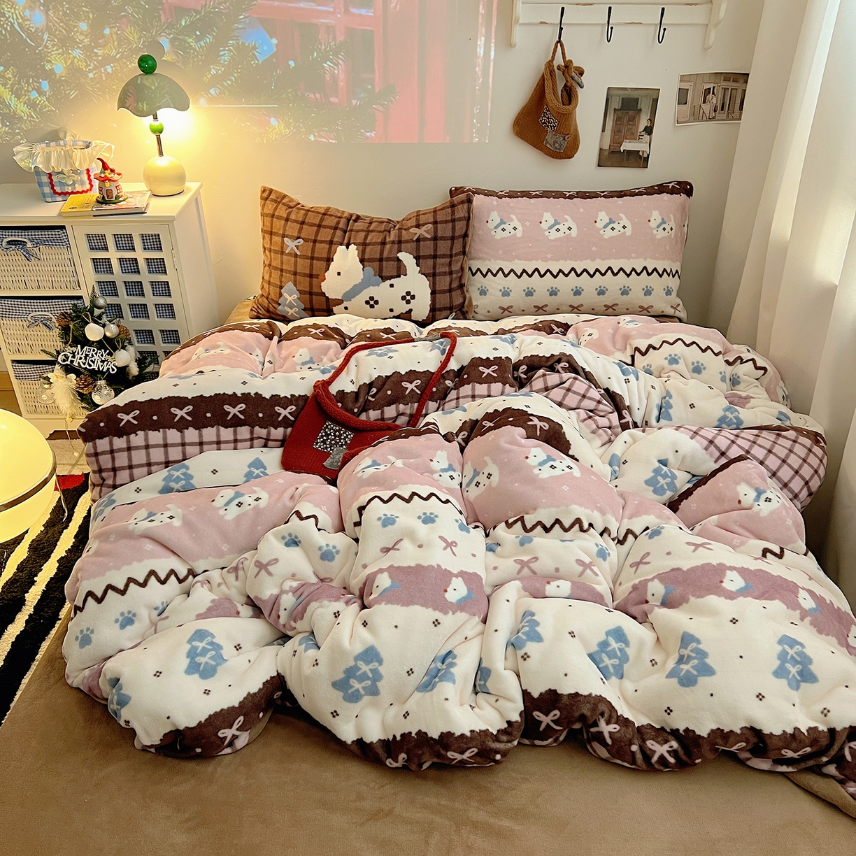 91家纺网 家纺一手货源 找家纺 桃子家居 2026新款A类数码印花混搭冬季新年限定猫咪小马加厚牛奶绒四件套 绒-粉色费尔岛小狗