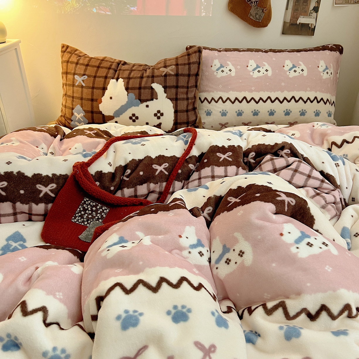 91家纺网 家纺一手货源 找家纺 桃子家居 2026新款A类数码印花混搭冬季新年限定猫咪小马加厚牛奶绒四件套 绒-粉色费尔岛小狗