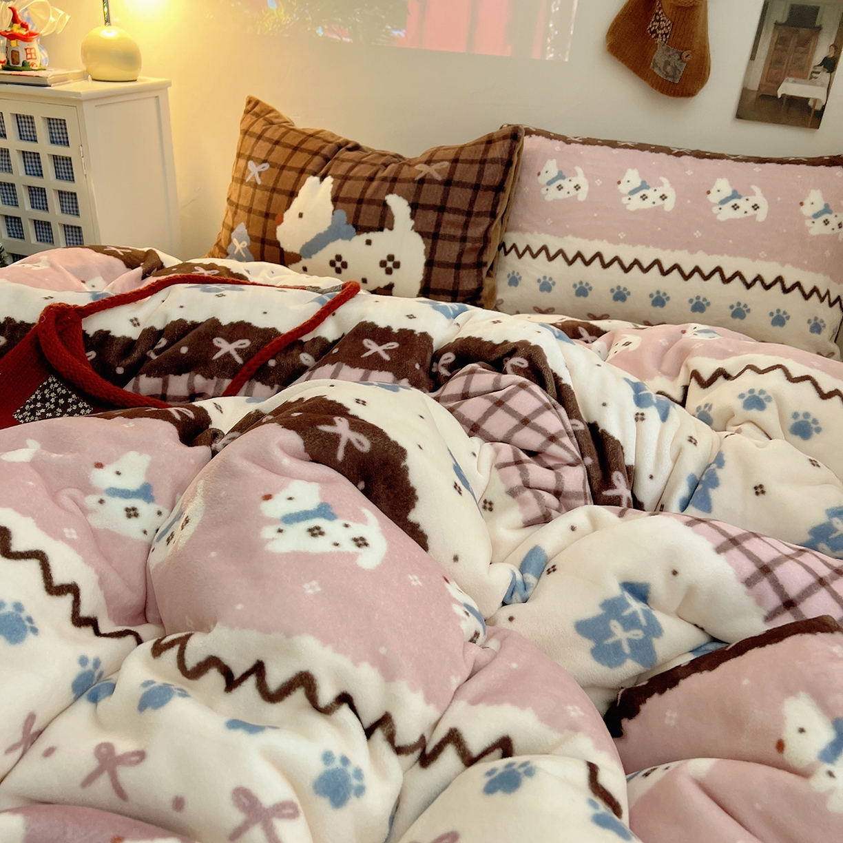 91家纺网 家纺一手货源 找家纺 桃子家居 2026新款A类数码印花混搭冬季新年限定猫咪小马加厚牛奶绒四件套 绒-粉色费尔岛小狗