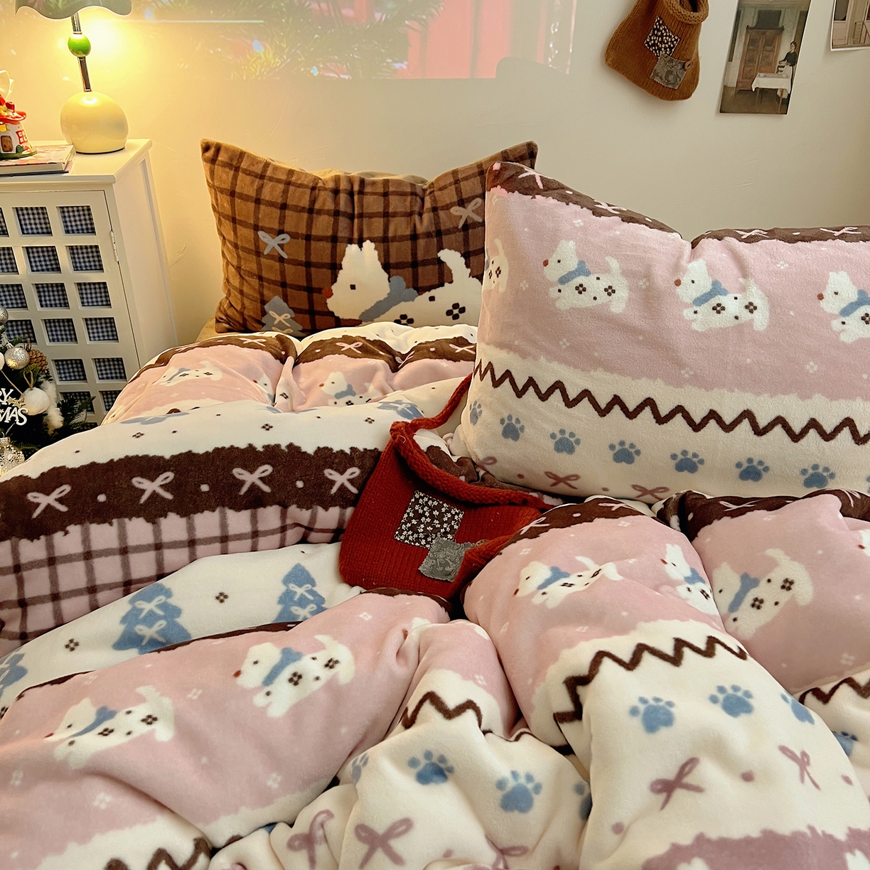 91家纺网 家纺一手货源 找家纺 桃子家居 2026新款A类数码印花混搭冬季新年限定猫咪小马加厚牛奶绒四件套 绒-粉色费尔岛小狗