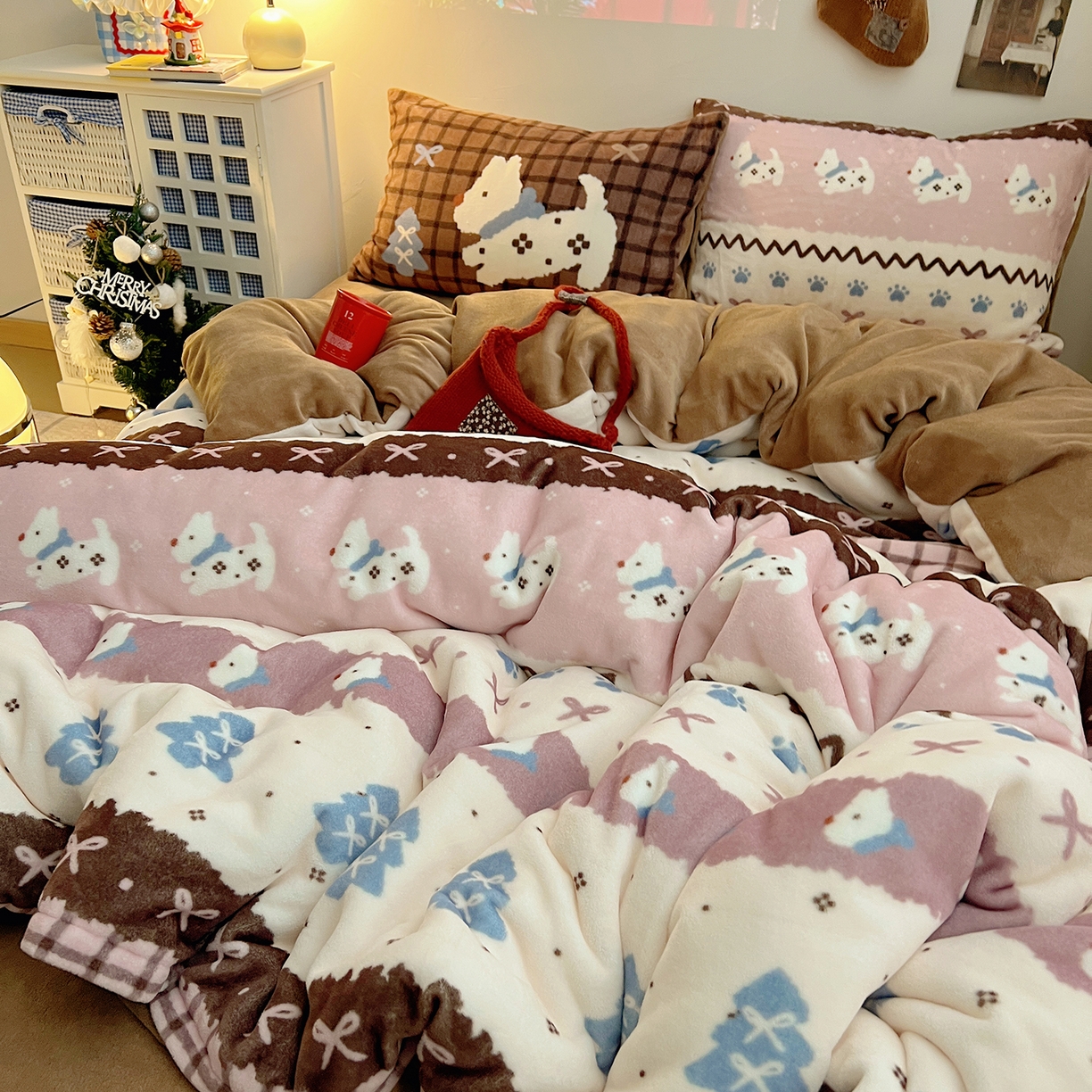 91家纺网 家纺一手货源 找家纺 桃子家居 2026新款A类数码印花混搭冬季新年限定猫咪小马加厚牛奶绒四件套 绒-粉色费尔岛小狗