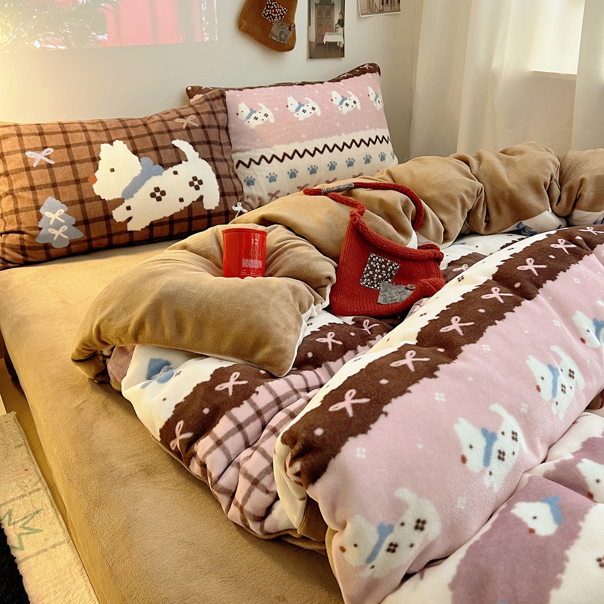 91家纺网 家纺一手货源 找家纺 桃子家居 2026新款A类数码印花混搭冬季新年限定猫咪小马加厚牛奶绒四件套 绒-粉色费尔岛小狗