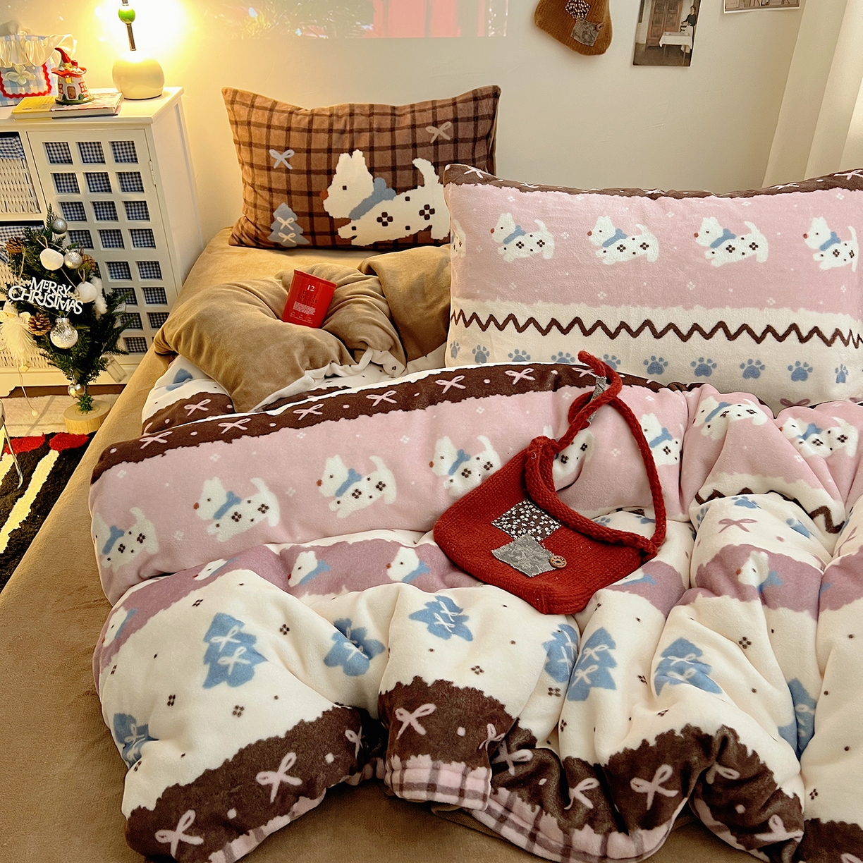 91家纺网 家纺一手货源 找家纺 桃子家居 2026新款A类数码印花混搭冬季新年限定猫咪小马加厚牛奶绒四件套 绒-粉色费尔岛小狗