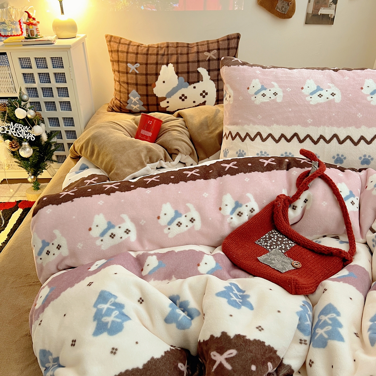 91家纺网 家纺一手货源 找家纺 桃子家居 2026新款A类数码印花混搭冬季新年限定猫咪小马加厚牛奶绒四件套 绒-粉色费尔岛小狗