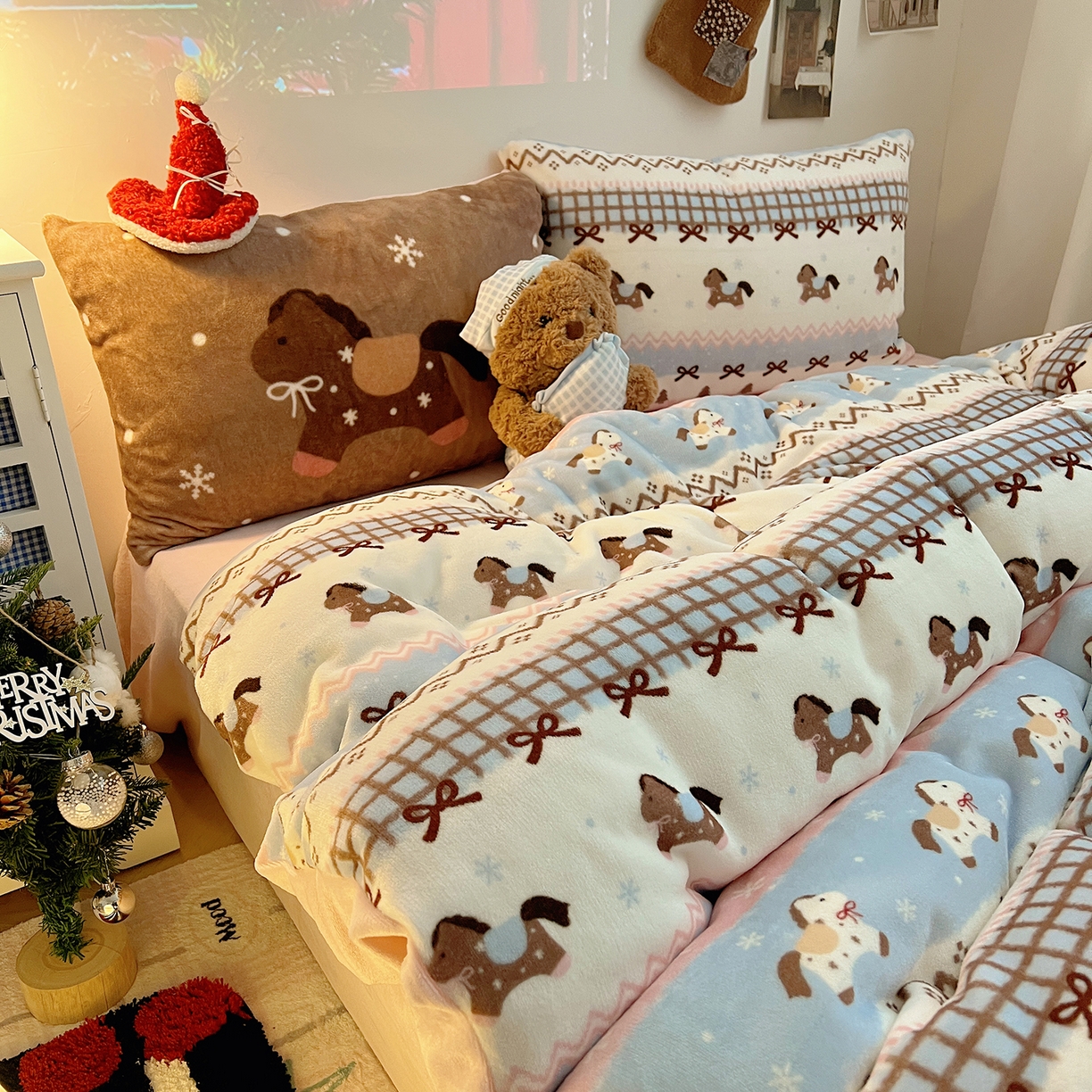 91家纺网 家纺一手货源 找家纺 桃子家居 2026新款A类数码印花混搭冬季新年限定猫咪小马加厚牛奶绒四件套 绒-梦幻小马粉