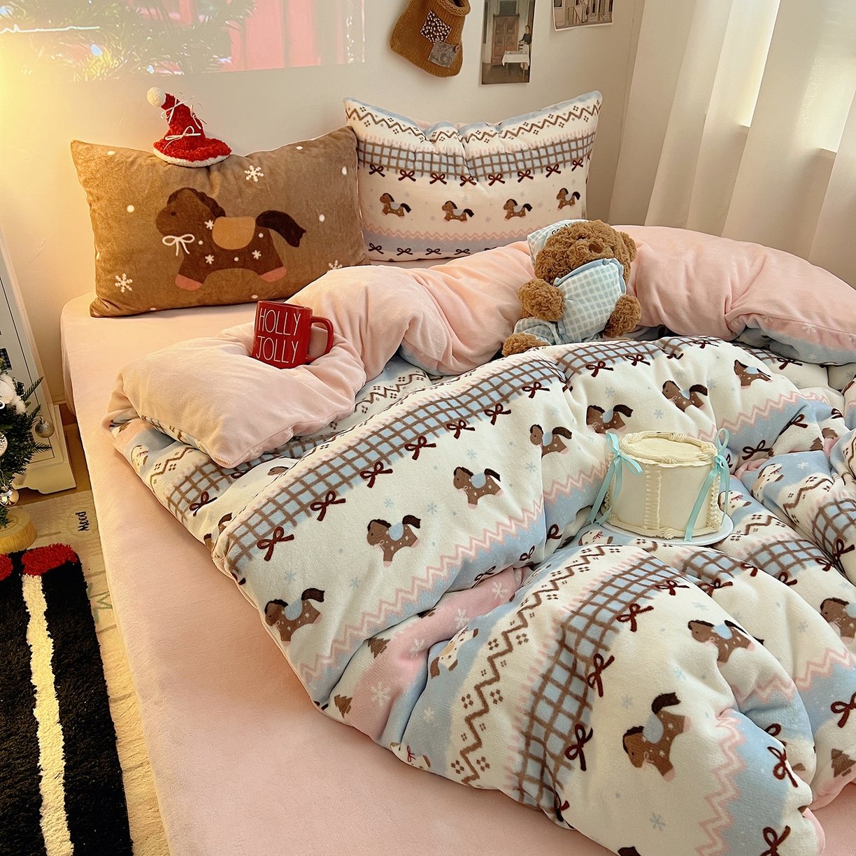 91家纺网 家纺一手货源 找家纺 桃子家居 2026新款A类数码印花混搭冬季新年限定猫咪小马加厚牛奶绒四件套 绒-梦幻小马粉