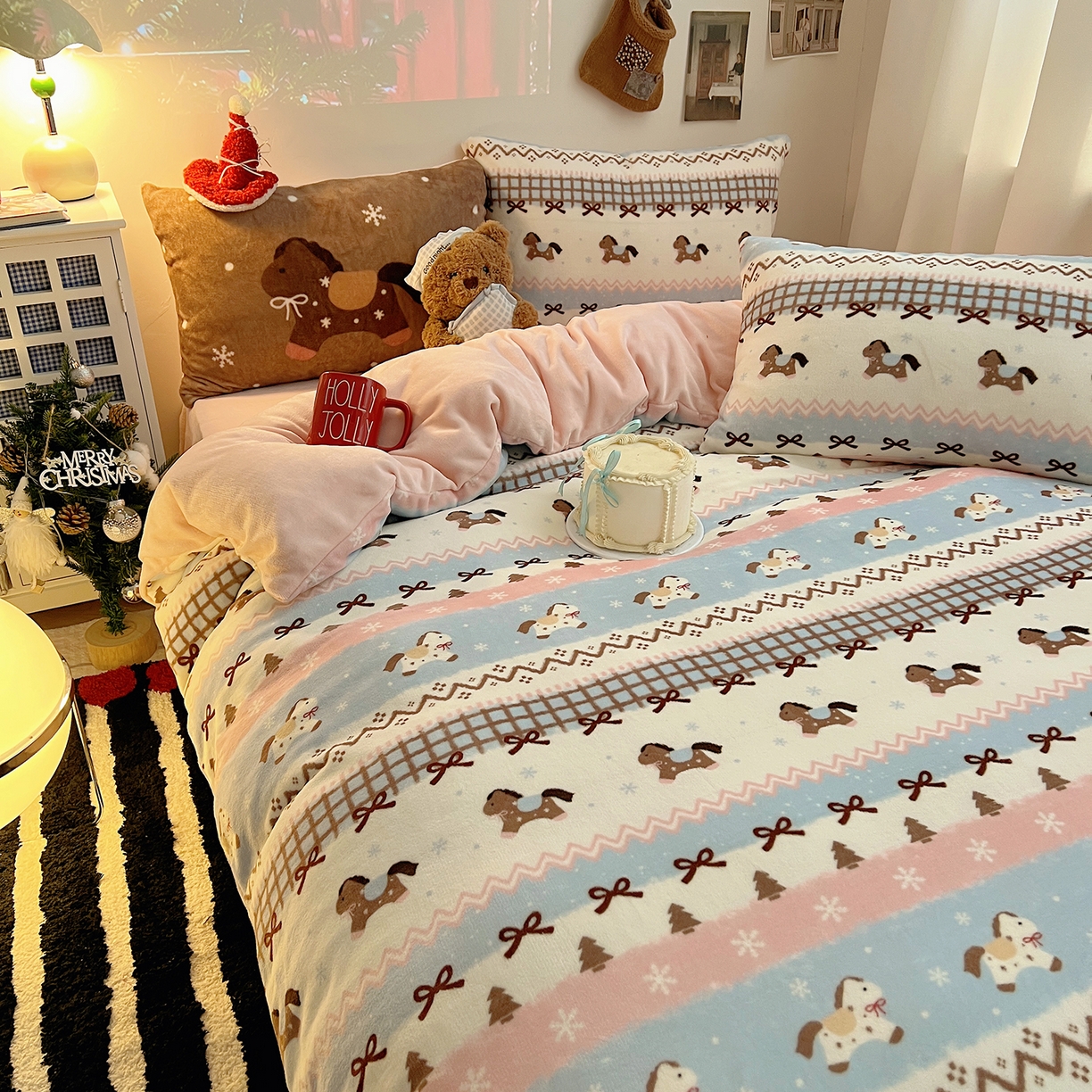 91家纺网 家纺一手货源 找家纺 桃子家居 2026新款A类数码印花混搭冬季新年限定猫咪小马加厚牛奶绒四件套 绒-梦幻小马粉