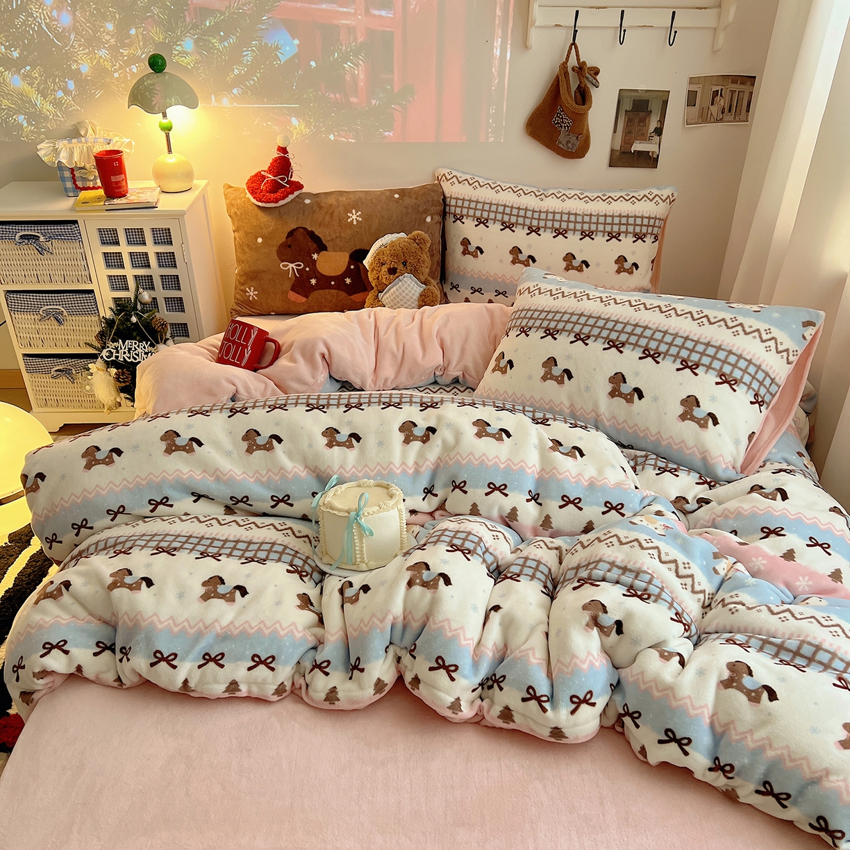 91家纺网 家纺一手货源 找家纺 桃子家居 2026新款A类数码印花混搭冬季新年限定猫咪小马加厚牛奶绒四件套 绒-梦幻小马粉