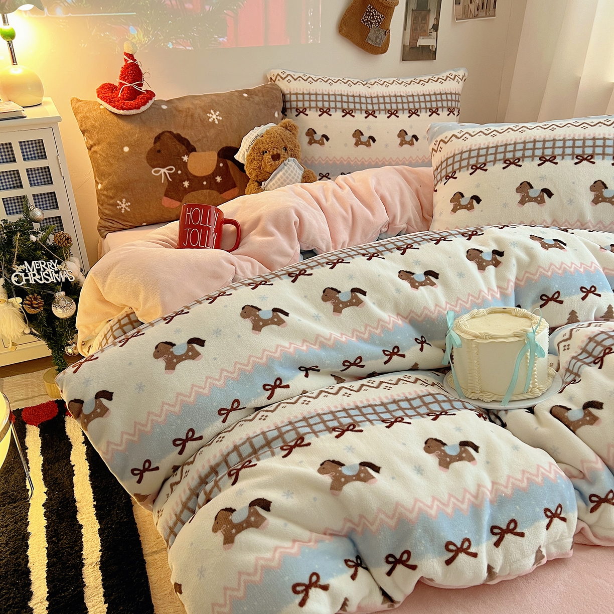 91家纺网 家纺一手货源 找家纺 桃子家居 2026新款A类数码印花混搭冬季新年限定猫咪小马加厚牛奶绒四件套 绒-梦幻小马粉