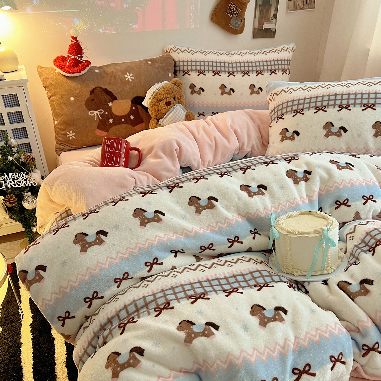 91家纺网 家纺一手货源 找家纺 桃子家居 2026新款A类数码印花混搭冬季新年限定猫咪小马加厚牛奶绒四件套 绒-梦幻小马粉