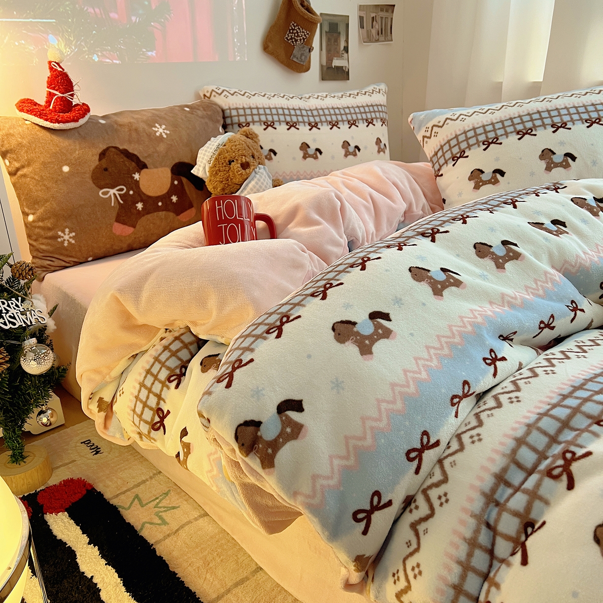 91家纺网 家纺一手货源 找家纺 桃子家居 2026新款A类数码印花混搭冬季新年限定猫咪小马加厚牛奶绒四件套 绒-梦幻小马粉