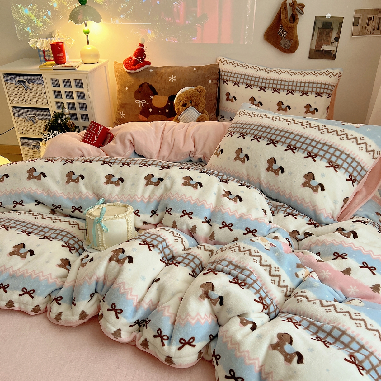 91家纺网 家纺一手货源 找家纺 桃子家居 2026新款A类数码印花混搭冬季新年限定猫咪小马加厚牛奶绒四件套 绒-梦幻小马粉