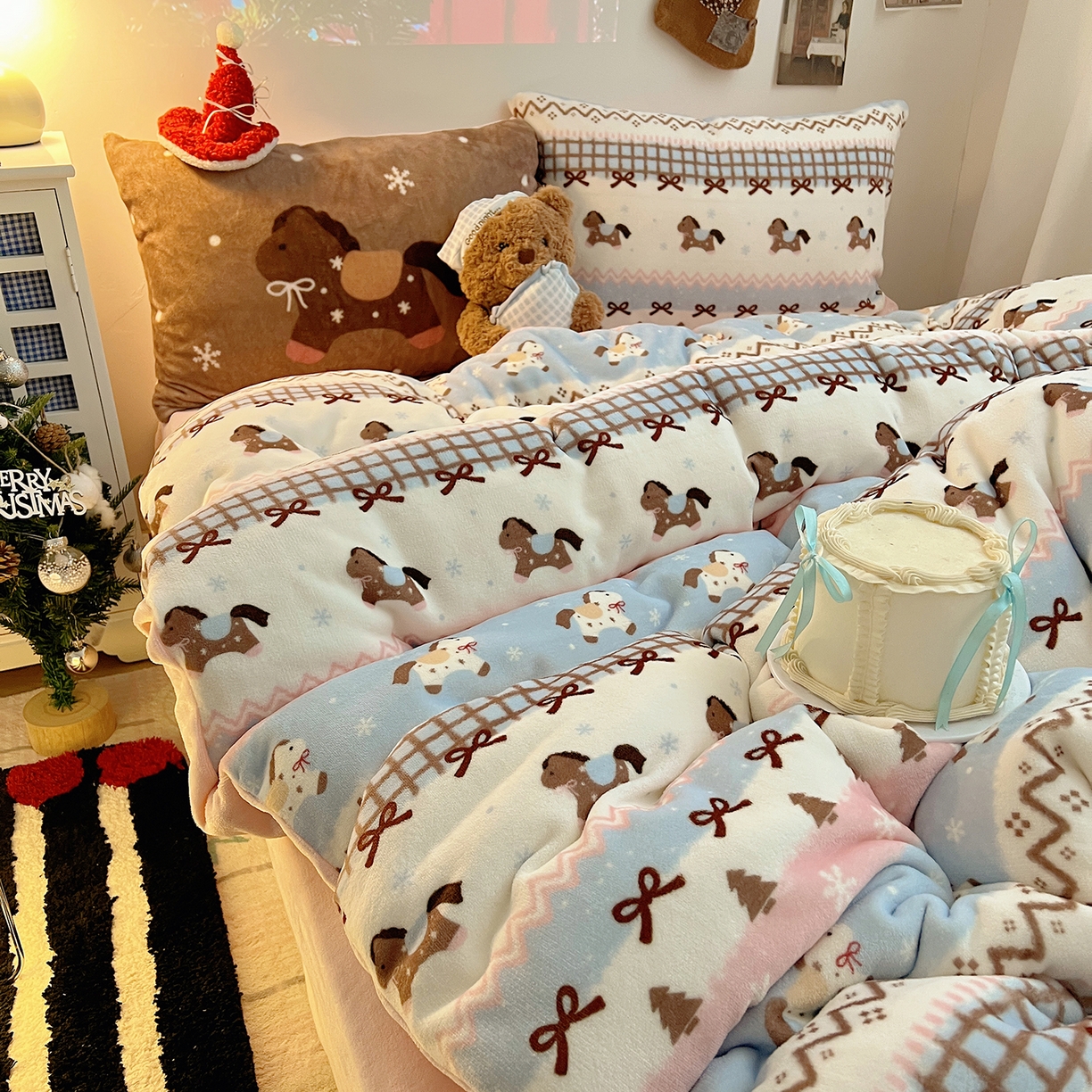 91家纺网 家纺一手货源 找家纺 桃子家居 2026新款A类数码印花混搭冬季新年限定猫咪小马加厚牛奶绒四件套 绒-梦幻小马粉