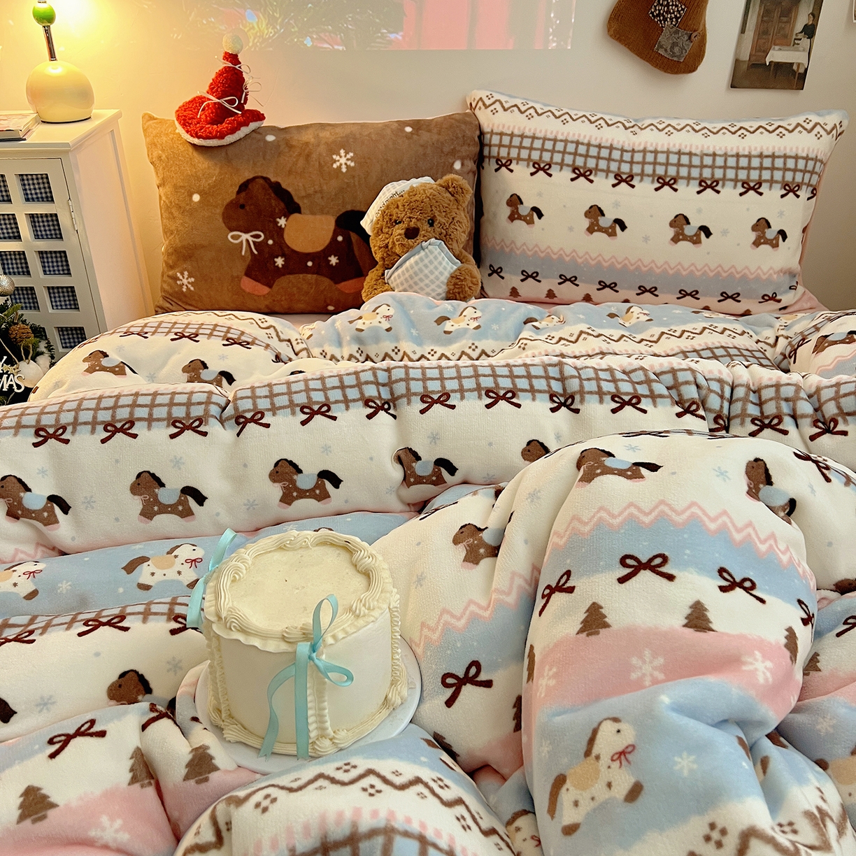 91家纺网 家纺一手货源 找家纺 桃子家居 2026新款A类数码印花混搭冬季新年限定猫咪小马加厚牛奶绒四件套 绒-梦幻小马粉