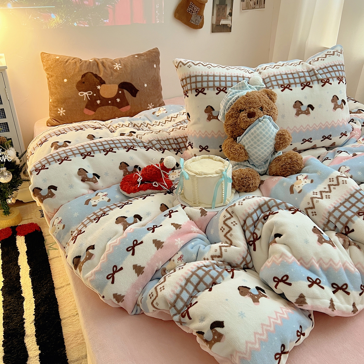 91家纺网 家纺一手货源 找家纺 桃子家居 2026新款A类数码印花混搭冬季新年限定猫咪小马加厚牛奶绒四件套 绒-梦幻小马粉