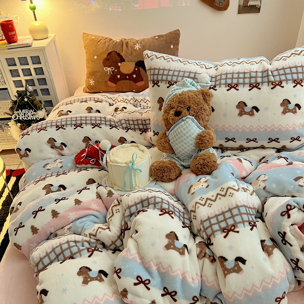 91家纺网 家纺一手货源 找家纺 桃子家居 2026新款A类数码印花混搭冬季新年限定猫咪小马加厚牛奶绒四件套 绒-梦幻小马粉