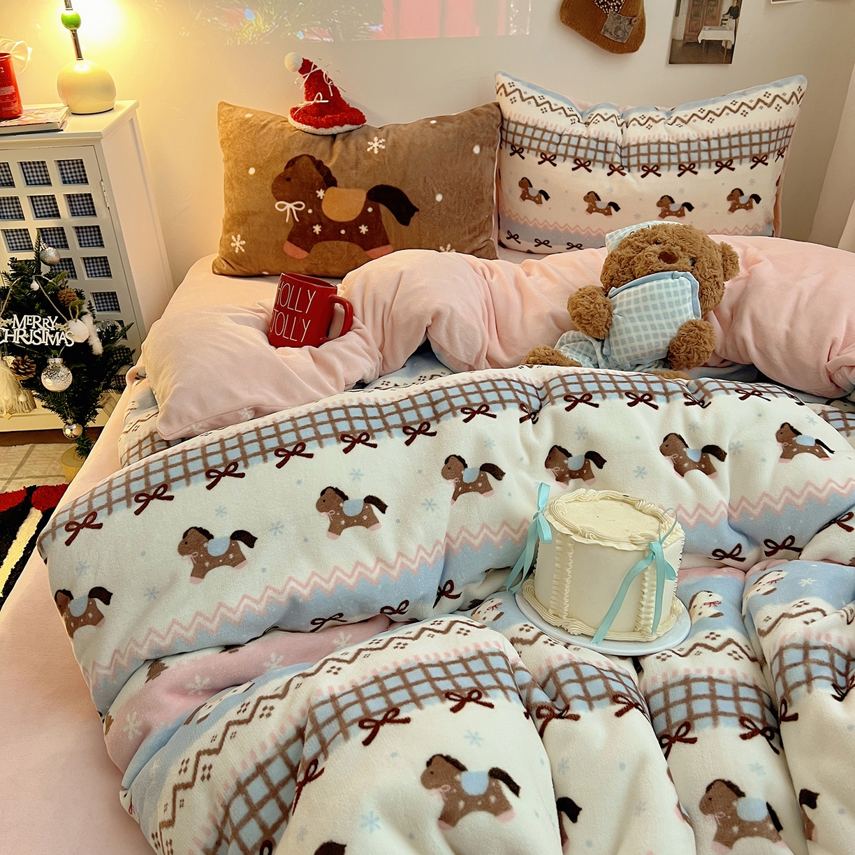 91家纺网 家纺一手货源 找家纺 桃子家居 2026新款A类数码印花混搭冬季新年限定猫咪小马加厚牛奶绒四件套 绒-梦幻小马粉