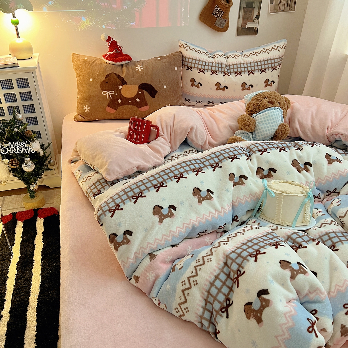 91家纺网 家纺一手货源 找家纺 桃子家居 2026新款A类数码印花混搭冬季新年限定猫咪小马加厚牛奶绒四件套 绒-梦幻小马粉