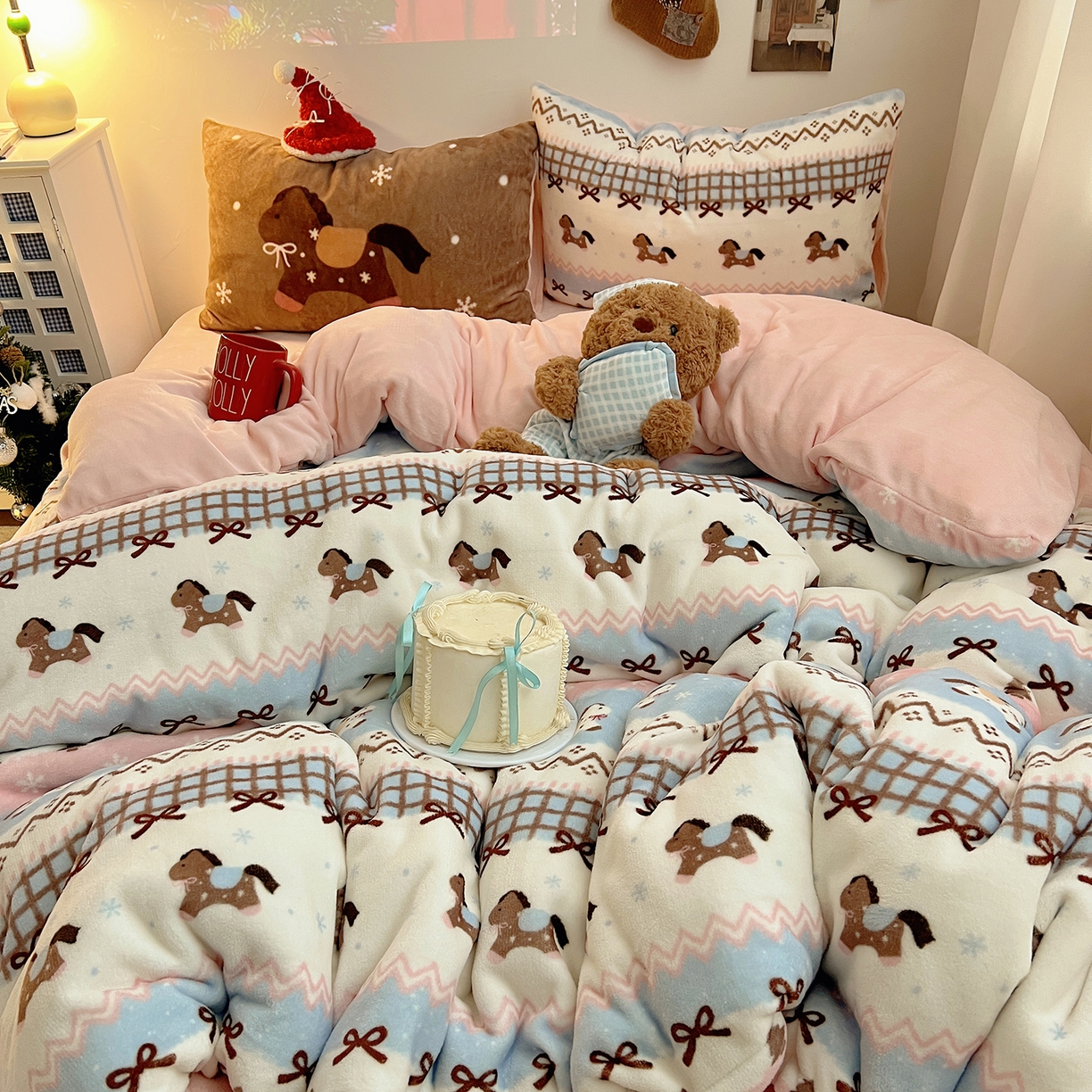 91家纺网 家纺一手货源 找家纺 桃子家居 2026新款A类数码印花混搭冬季新年限定猫咪小马加厚牛奶绒四件套 绒-梦幻小马粉