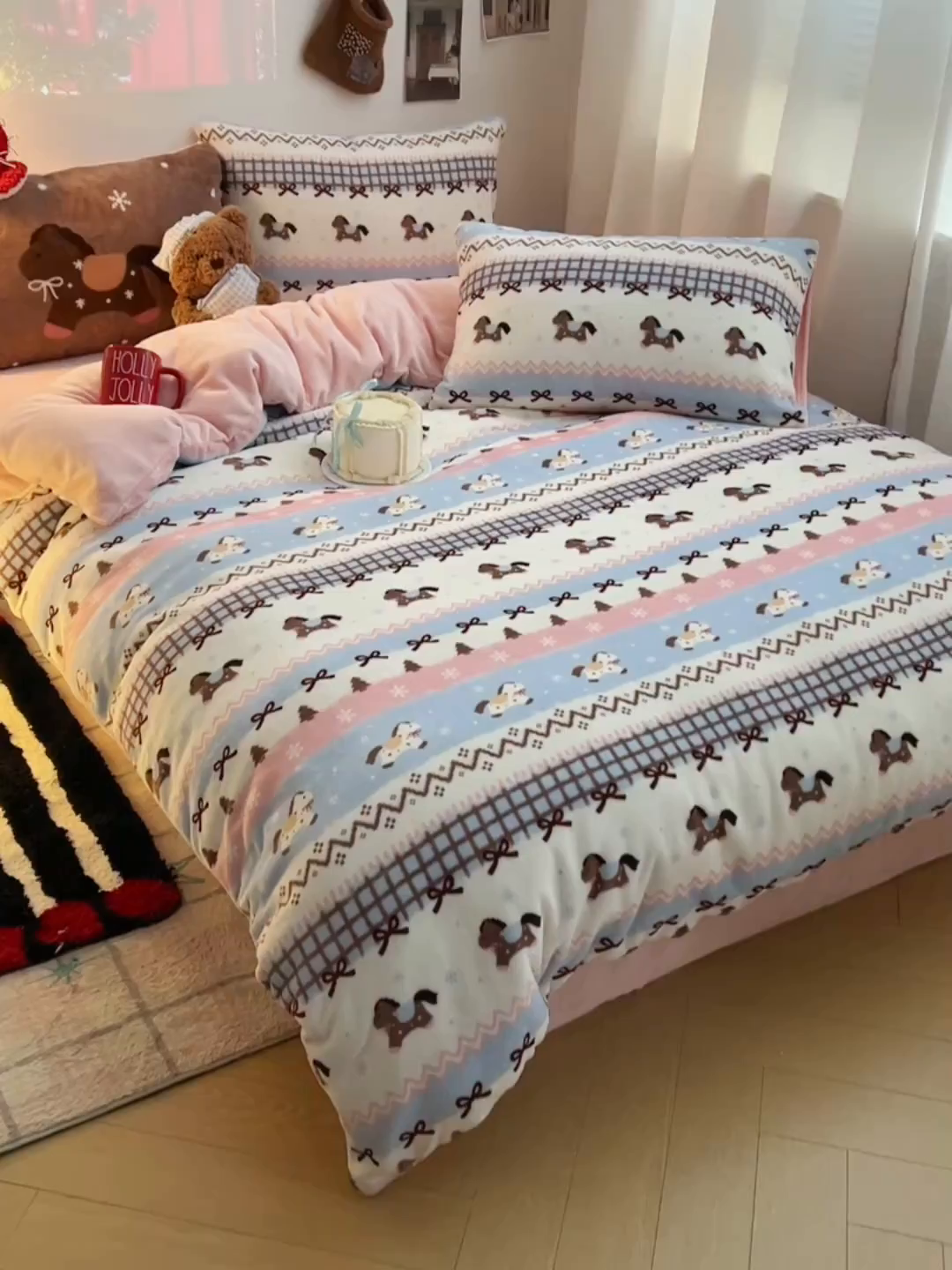 91家纺网 家纺一手货源 找家纺 桃子家居 2026新款A类数码印花混搭冬季新年限定猫咪小马加厚牛奶绒四件套 绒-梦幻小马粉