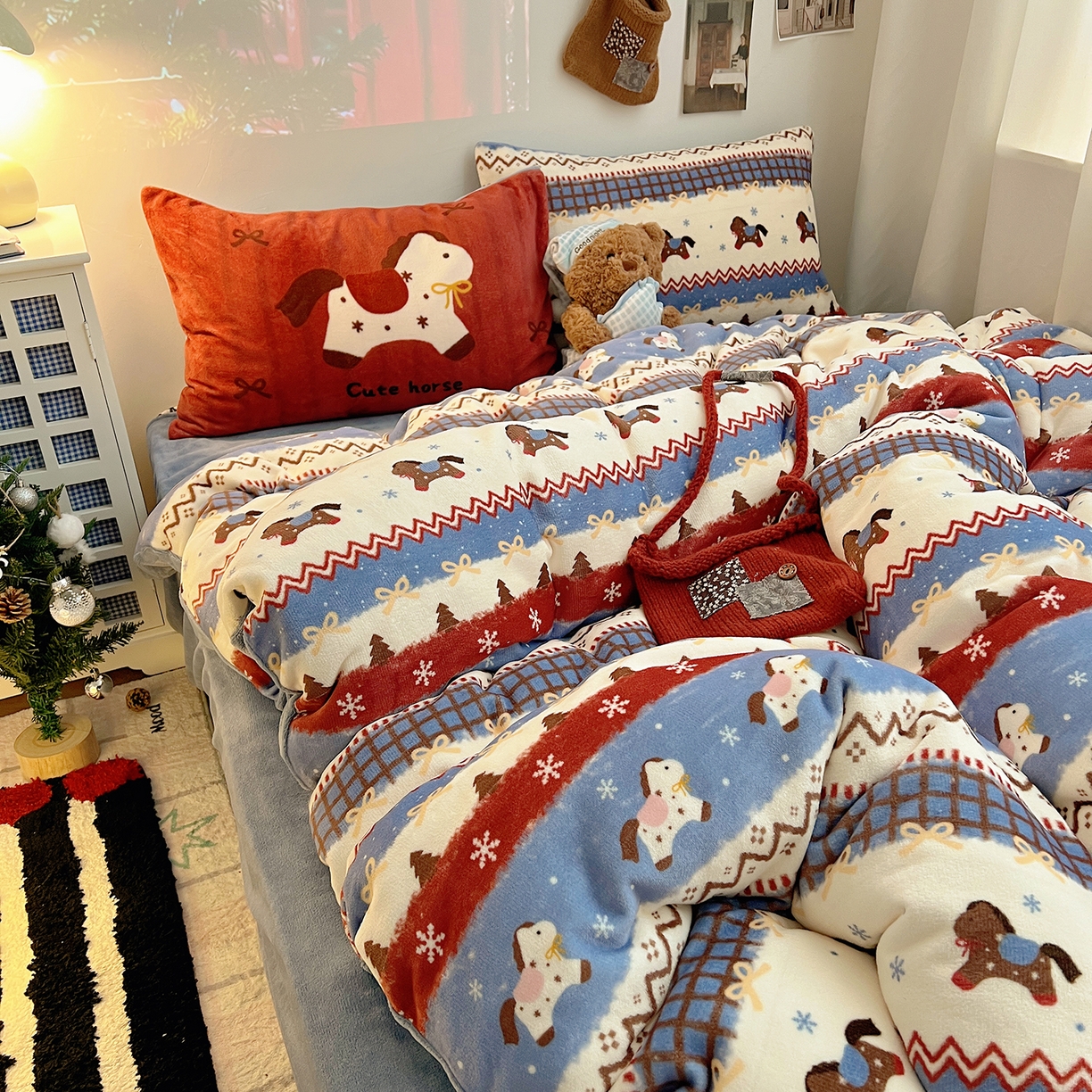 91家纺网 家纺一手货源 找家纺 桃子家居 2026新款A类数码印花混搭冬季新年限定猫咪小马加厚牛奶绒四件套 绒-梦幻小马蓝红