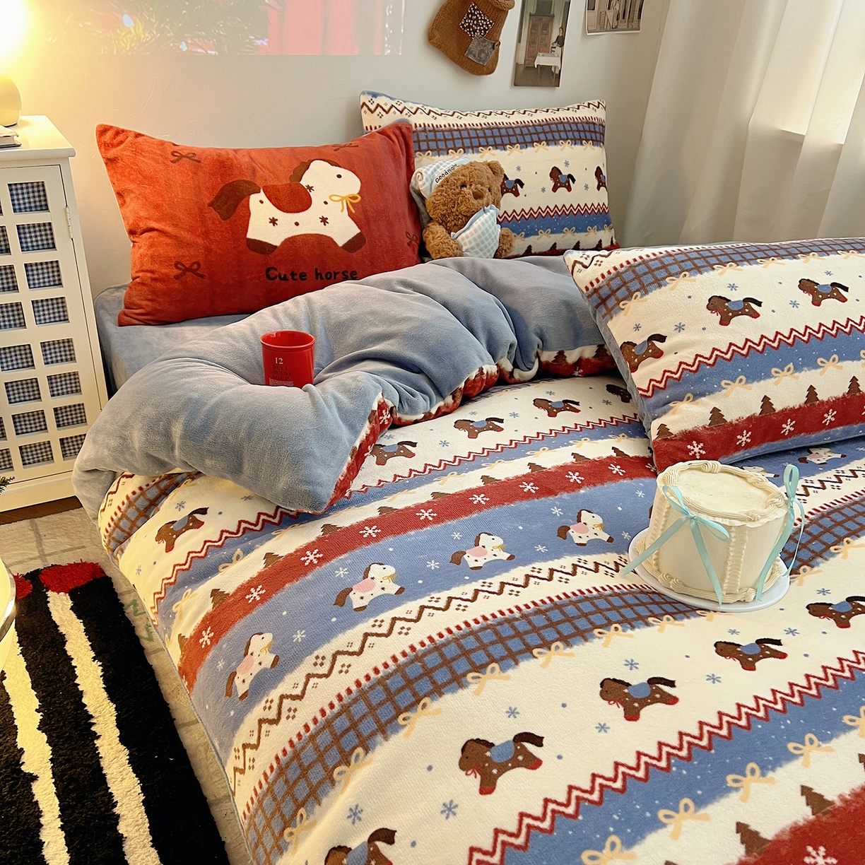 91家纺网 家纺一手货源 找家纺 桃子家居 2026新款A类数码印花混搭冬季新年限定猫咪小马加厚牛奶绒四件套 绒-梦幻小马蓝红